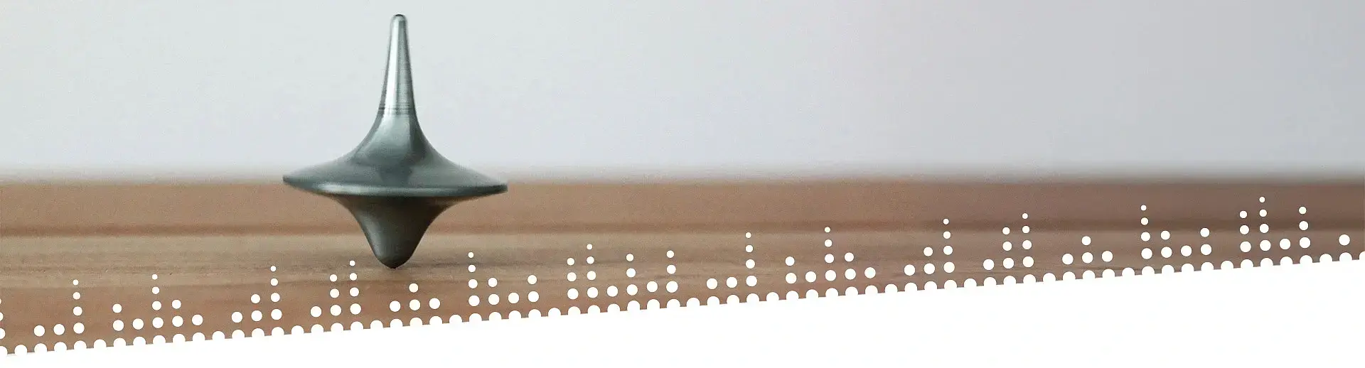 Kreisel dreht sich auf Holztisch (Bild zu Wie bleibe ich psychisch stabil)