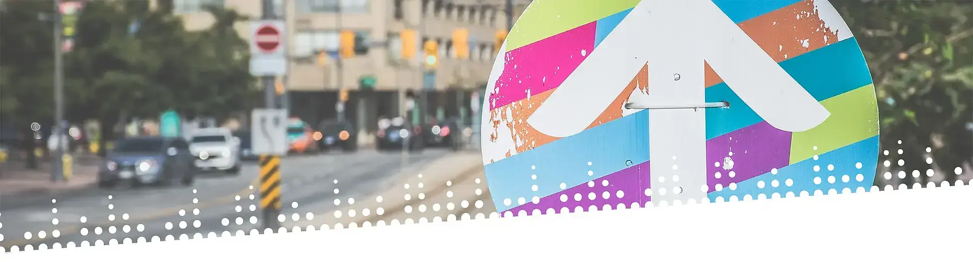 Butes Schild mit abgebikdetem weißem Pfeil an der Straße