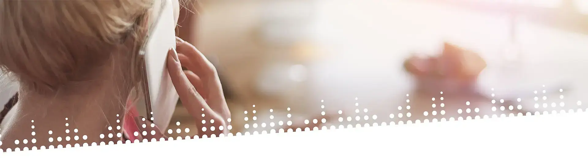 Junge Frau mit Handy am Ohr