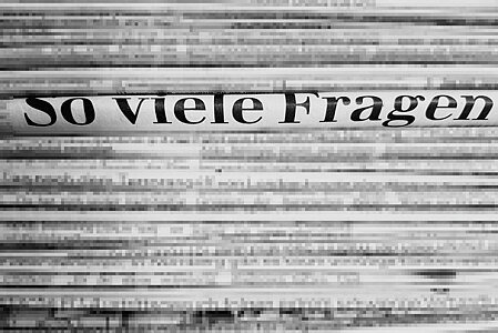 Informieren Sie sich bewusst Stapel von Zeitungen