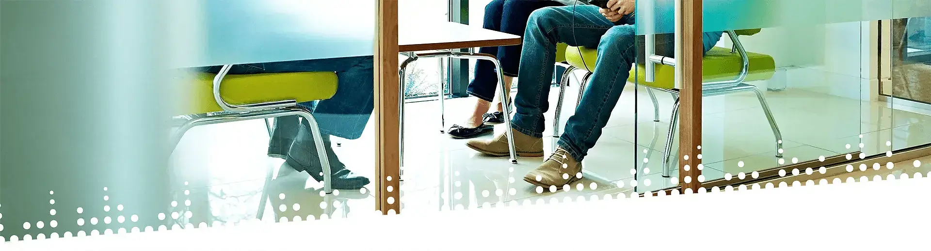 Wo findet die Therapie statt? Drei Personen sitzen in einem Wartezimmer