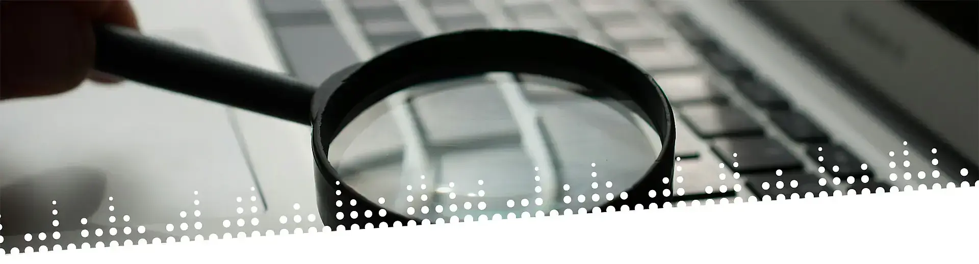 Datenbank Essstörungen Lupe über einen Laptoptastatur