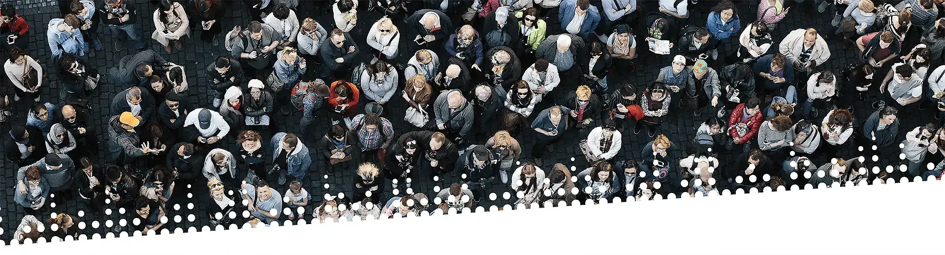 Bild einer großen Menschenmenge von oben - Nehmen Essstörungen zu?
