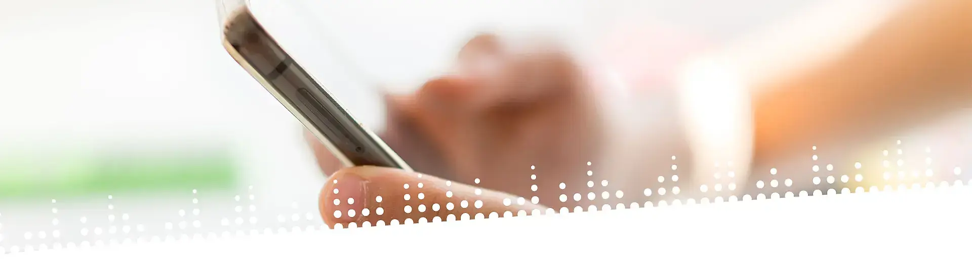 Person bedient ein Smartphone