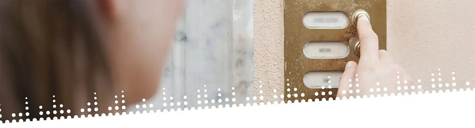 Beratung vor Ort Frau klingelt an einer Tür