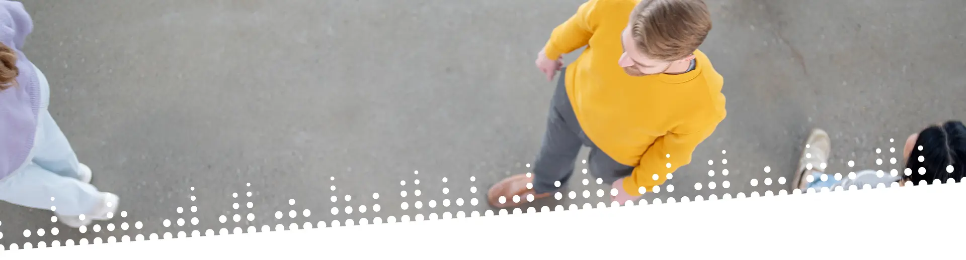 Welchen Einfluss hat das Alter? Draufsicht auf Menschen, die über eine großzügige Grundfläche gehen