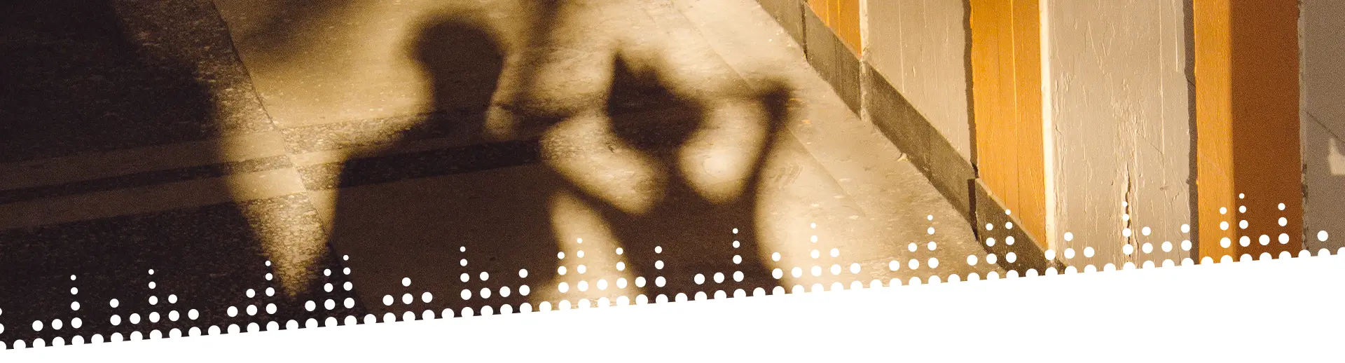 Was sind mögliche Krankheitszeichen? Schatten zweier Personen auf dem Bürgersteig.