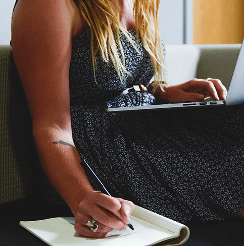 Online-Therapie Frau sitzt auf dem Sofa und hat ein Laptop auf dem Schoß